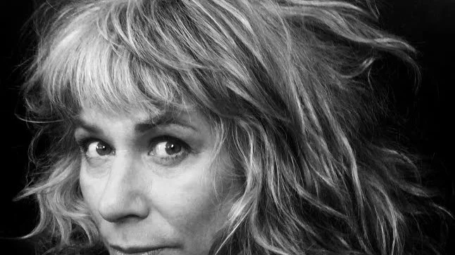 Nu kan Stina Wollter lägga till popartist till allt annat.