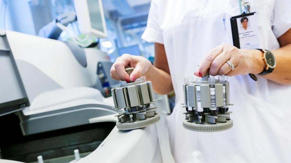Landets biomedicinska analytiker är för få, och omsättningen i många regioner hög. Hård arbetsbelastning och låga löner gör att många väljer bort hälso- och sjukvården för andra branscher. Region Sörmland ser gärna fler som specialiserar sig på klinisk fysiologi.
