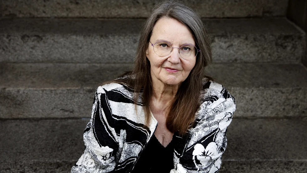 Författaren Eva Ström läser ur sin nya diktsamling på Sigtunastiftelsens bibliotek.