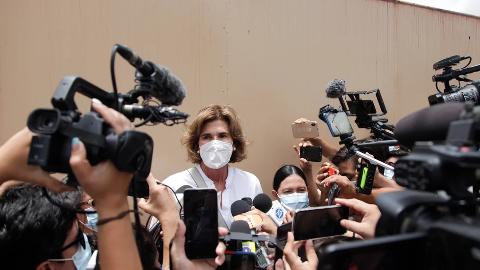 Cristiana Chamorro talar med pressen i Managua, Nicaragua, i maj i fjol. Arkivbild.