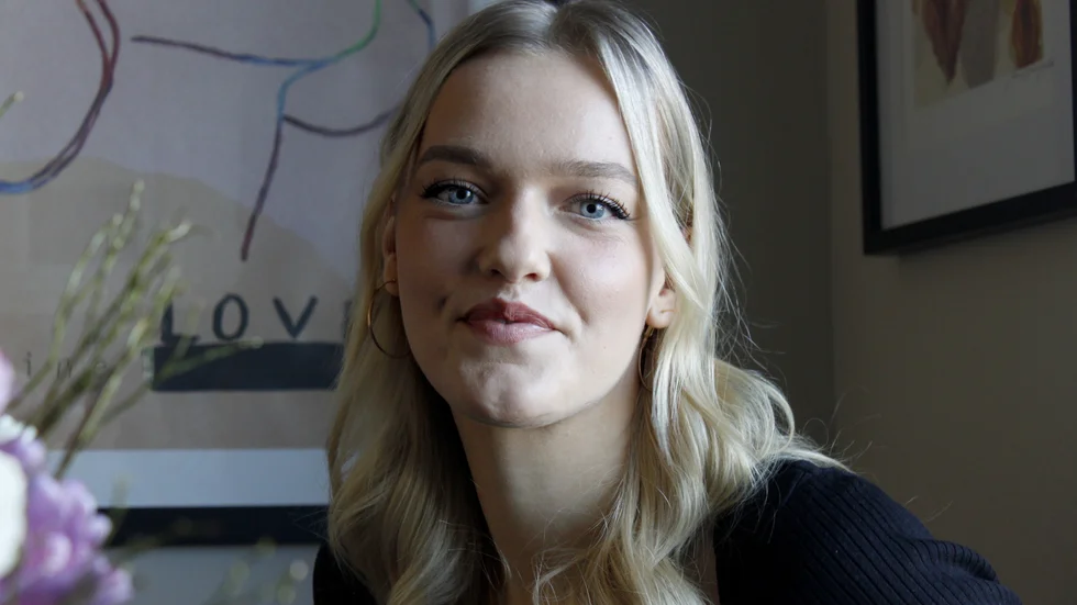 "Det jag var mest nervös för när jag började jobba var att jag skulle börja fulgråta när någon annan föder barn, det vore så oprofessionellt. Men tack gode gud för munskydden, så då kunde tårarna rinna ner till en liten pöl vid hakan", säger undersköterskan Johanna Bådenfalk, som efter 54 födslar fortfarande kan bli rörd.