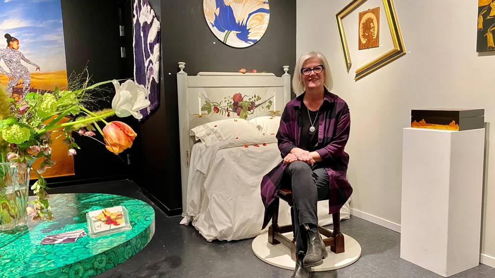 I utställningen "Att vårda hantverket" i Koordinatens Galleri O visar Marja Fiander olika sidor av sitt arbete som dekormålare, möbelrestaurerare och formgivare. 