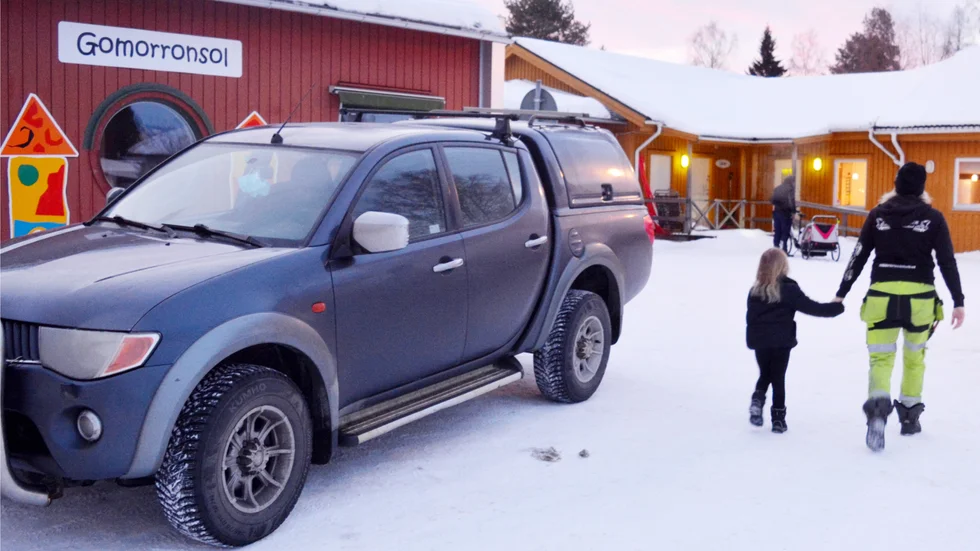 06.40. Emelie lämnar av Rut på Gomorronsol. 