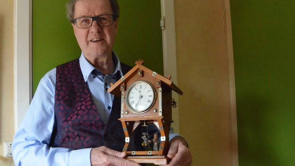 Fyller jämnt. Gunnar "Skruven" Nilsson, snart 80 år, kallas så för att han skruvat på klockor i alla år, och dessutom skruvar bollarna i racketsporter.