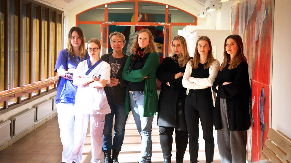 Vårdanställda Elin Larsson, Annika Mäki, Marie Attlerud, Anna Walman, Angelica Vilhelmsson, Märta Nyrot och Jonna van De Meulebrhuck rasar mot beslutet att slopa systemet med flextid. De menar att arbetet och trivseln på jobbet hotas.