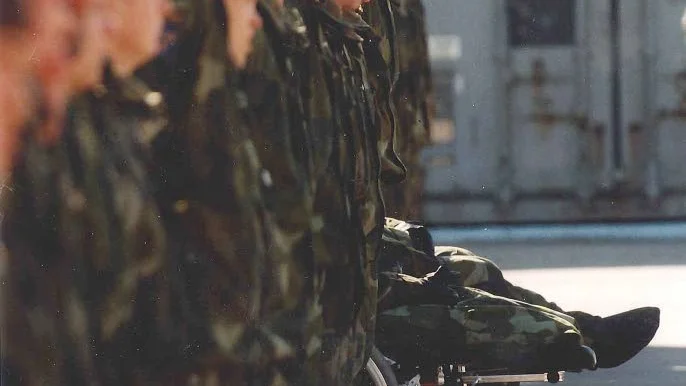 Nato. Priset för ett svenskt Nato-medlemskap blir en dyrbar väg att vandra, både i kronor och människoliv. På bilden tas svenska soldater – också svårt skadade - emot vid hemkomsten från kriget i det forna Jugoslavien under 1990-talet.