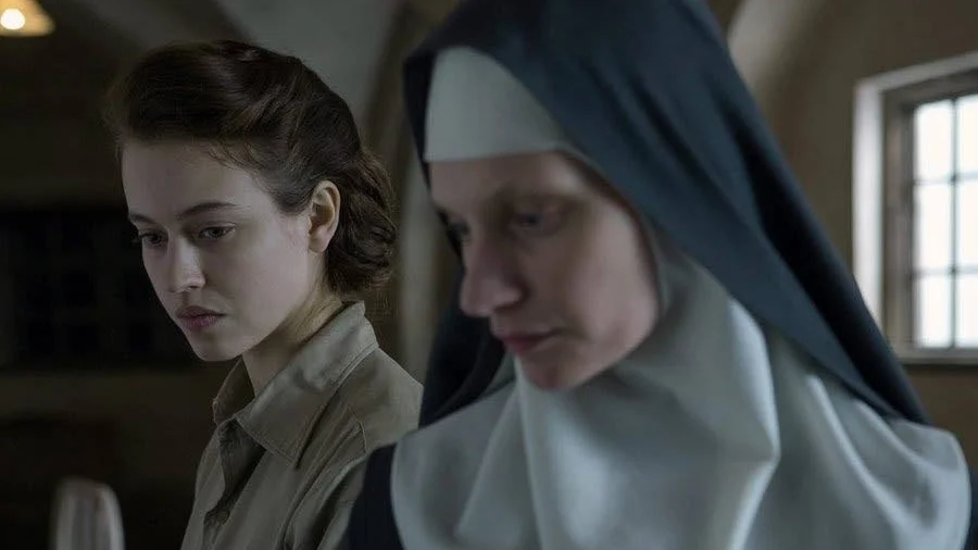 Nunnan Maria (Agata Buzek) blir tack vare sina språkkunskaper och sinnrikhet, en hjälpande hand till sjuksköterskan Mathilde (Lou de Laâge) i "Agnus Dei".
