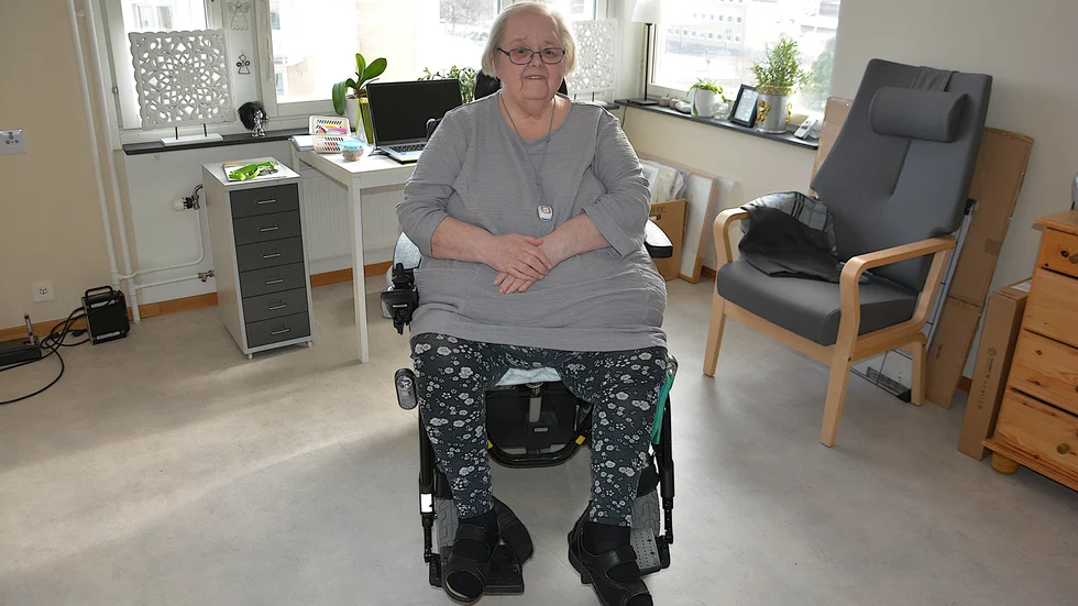 Annika Öhman i sitt ljusa fina kök där hon har gått om svängrum för elrullstolen." Jag städar själv. Jag har en mopp och kör runt med elrullstolen."