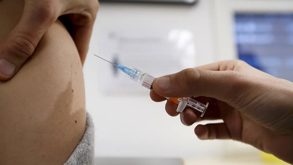 Vaccinering med förhinder. Just nu råder brist på flera sorters vaccin enligt Folkhälsomyndigheten.