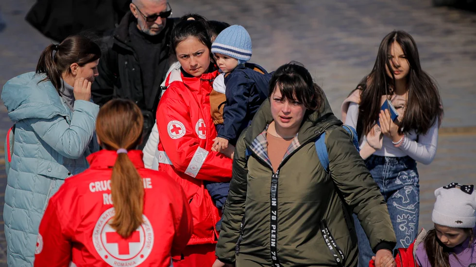 Volontärer hjälper flyktingar som tagit sig från Ukraina till Rumänien.