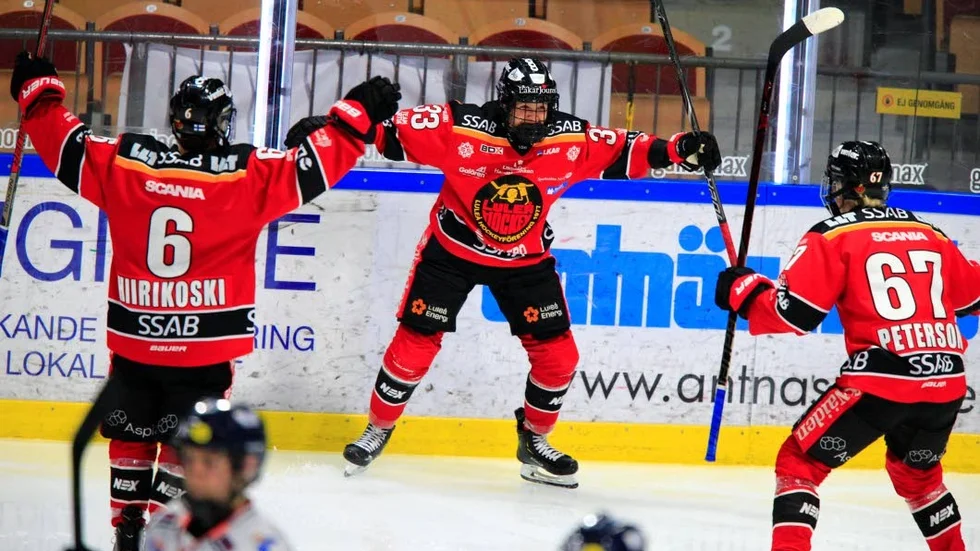 Michelle Karvinen i mitten tvingades lämna Finlands match mot Kanada med misstänkt handskada.
