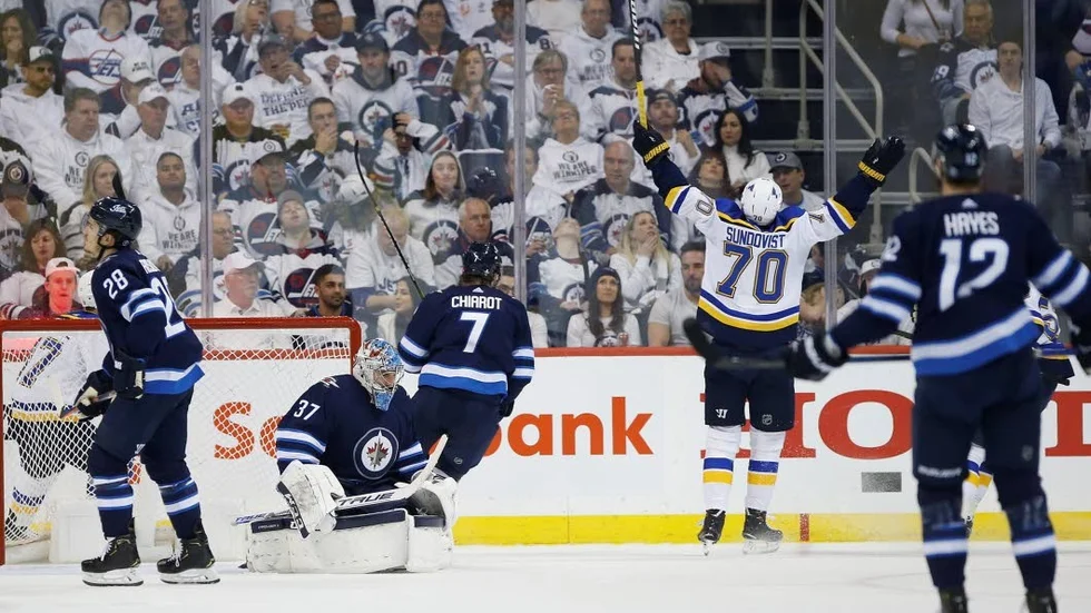 Oskar Sundqvist firar efter att ha blivit tvåmålsskytt i nattens seger mot Winnipeg.