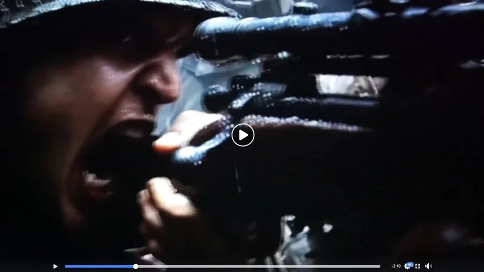 En stillbild ur filmen. Krigsscener ur filmen "Rädda Menige Ryan" har klippts ihop med stillbilder på politikerna.