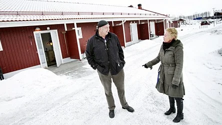 Lasse Keding i samspråk med enhetschefen Annicka Gustafsson.