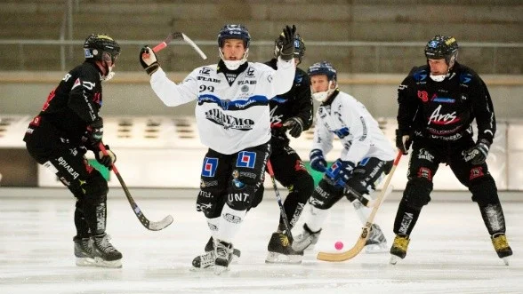 Christian Mickelsson blir frustrerad över ett domslut.