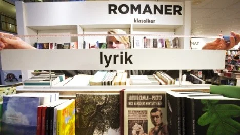 UNT:s reporter Tim Andersson mäter utrymmet för lyrik i Uppsalas butiker. Här Akademibokhandeln LundeQ.