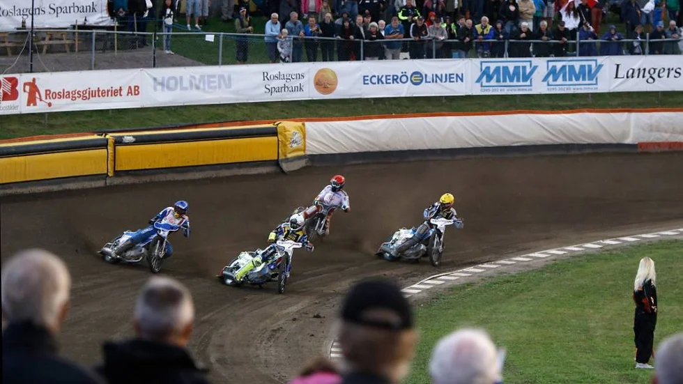 speedway Rospiggarna-Piraterna: 7:e heatMaciej Jakowski i blå hjälm, Andreas Jonsson i röd hjälm.