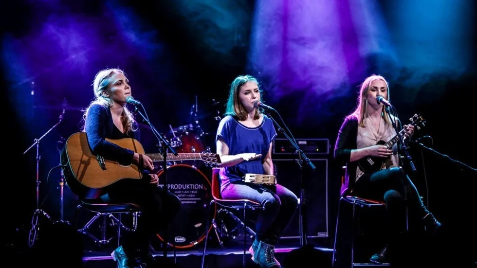STÄMNINGSFULLT. Trion We the Heights bjöd Musik Direkt-publiken på stämsång kompat av gitarr, tamburin och ukelele.