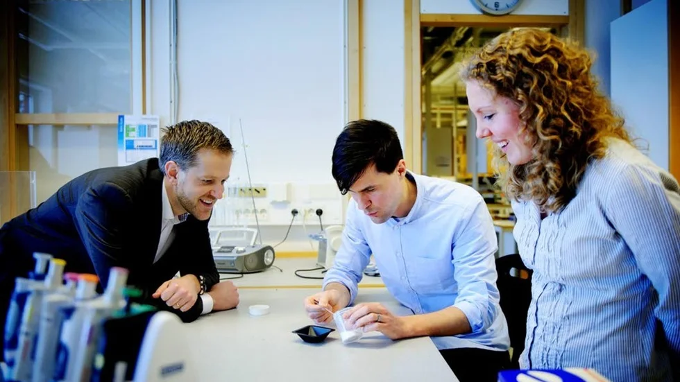 Unikt. Johan Gómez de la Torre visar Upsalite, ett material som är bäst i världen på att suga till sig fukt. På bilden syns även Mattias Karls och Sara Frykstrand.