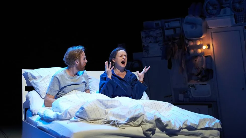 Utbrott. Gustaf Hammarsten i säng med Maria Kulle i "Jumpy".