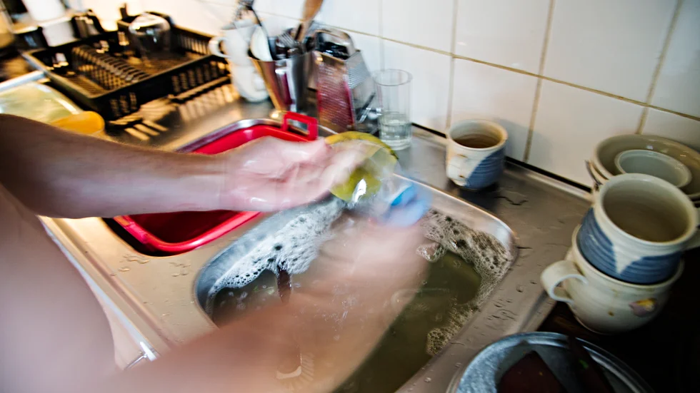Delad tur innebär att man arbetar två arbetspass under samma dag, med obetald paus däremellan. Det förekommer bland annat inom hemtjänsten.