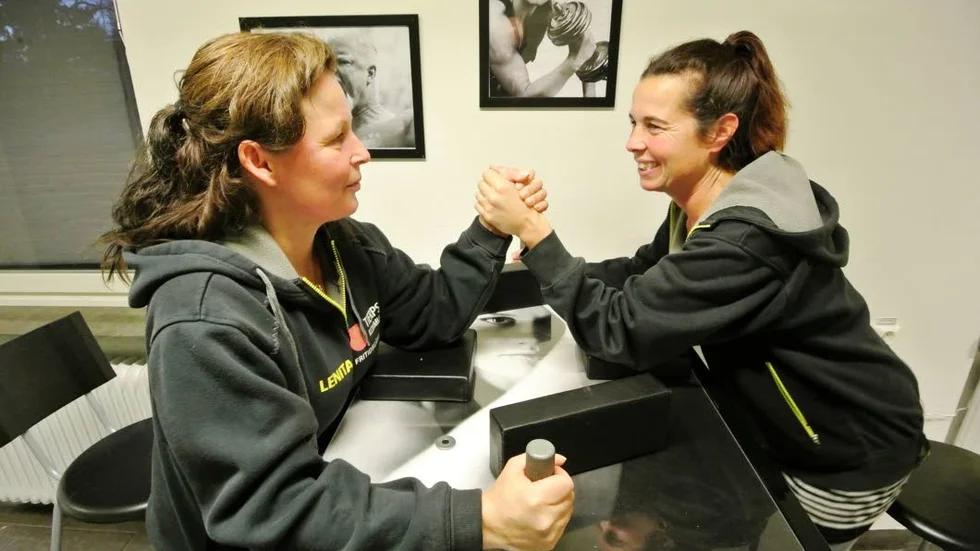 Kraftprov. Lenita Karlsson och Erica Gemzell har armbryterskan från Ensamheten som åskådare när de testar armbrytarbordet.