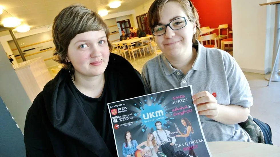 KULTURARRANGÖRER. Alexandra Skagerlind och Felicia Löfström på Högbergsskolan medarrangörer till Ung kultur möts i Tierp på fredag kväll.