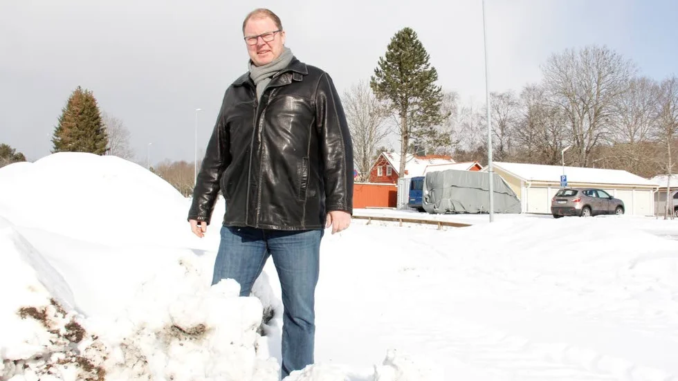 Peter Hellmér är orolig för att fastighetsägarna i Ramstalund kan komma att få stora höjningar av medlemsavgiften när det blir snörika vintrar om kommunens förslag till sänkt driftbidrag till vägföreningar går igenom.