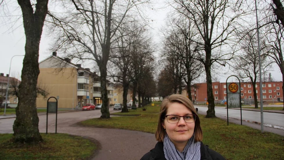 De ståtliga lindarna i allén på Södra Esplanaden i Tierps centrala delar kan vara räddade. Maria Berg, naturvårdshandläggare i Tierps kommun, är en av de som arbetar med frågan.