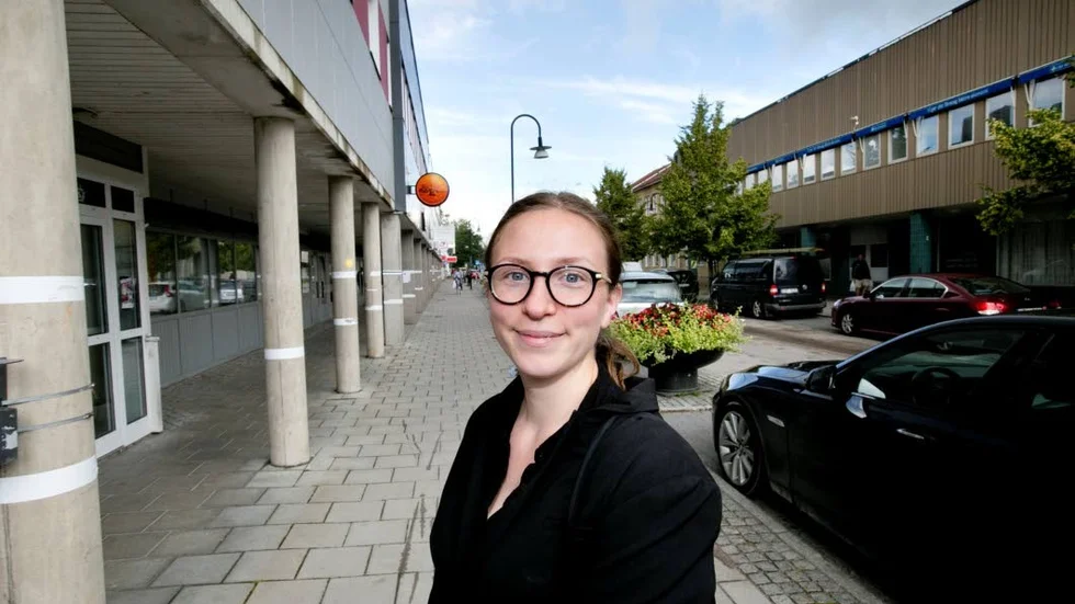 Isabelle Axelsson förklarar att framtidsveckan i Örbyhus handlar om hållbar livsstil. Under veckan kommer det bland annat att bli samtal där kommunpolitiker berättar vad de vill med  framtidens Tierp.