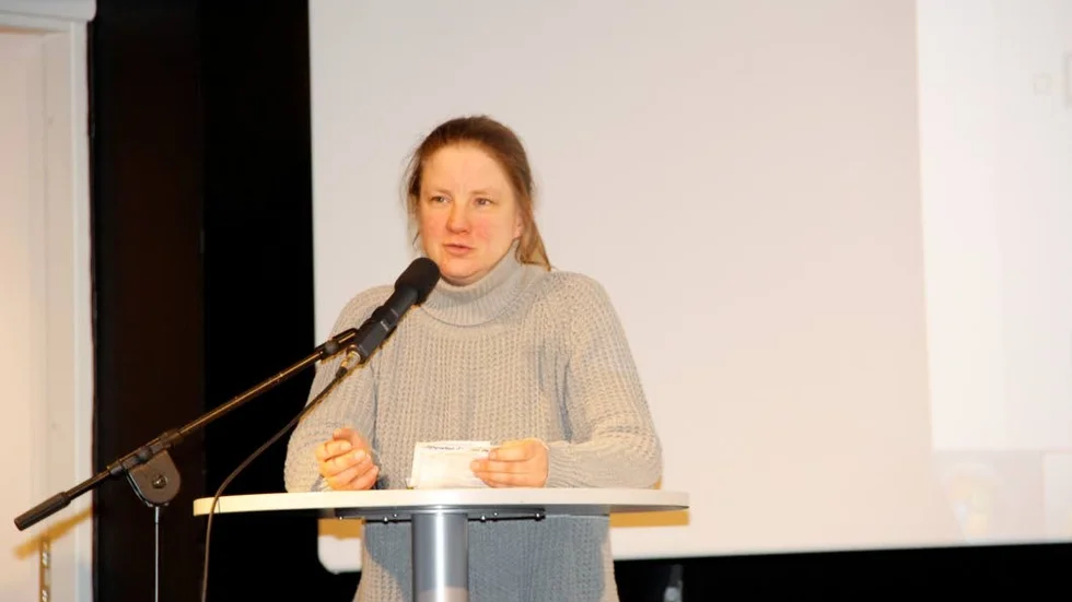 Kerstin Dreborg (MP) i talarstolen vid fullmäktigemöte på Storbrunn i Östhammar.