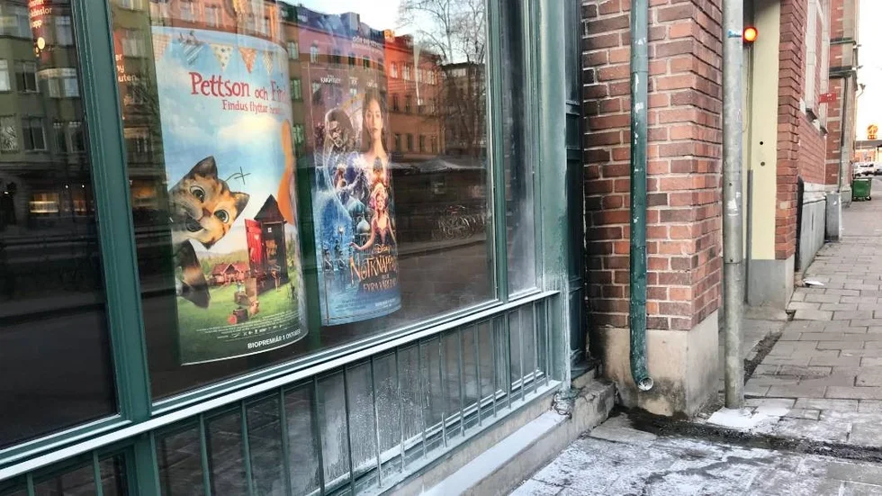 Här syns sot efter branden på Filmstadens fasad.