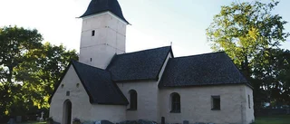 Välte gravstenar på kyrkogården