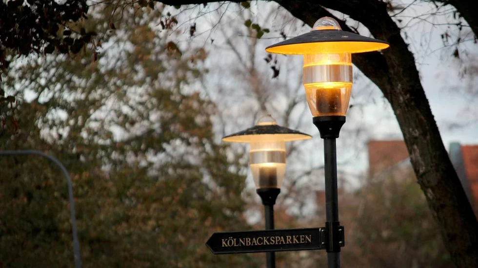 lys upp vårt torg - så det känns tryggare att vistas i centrum, uppmanar insändarskribenten.