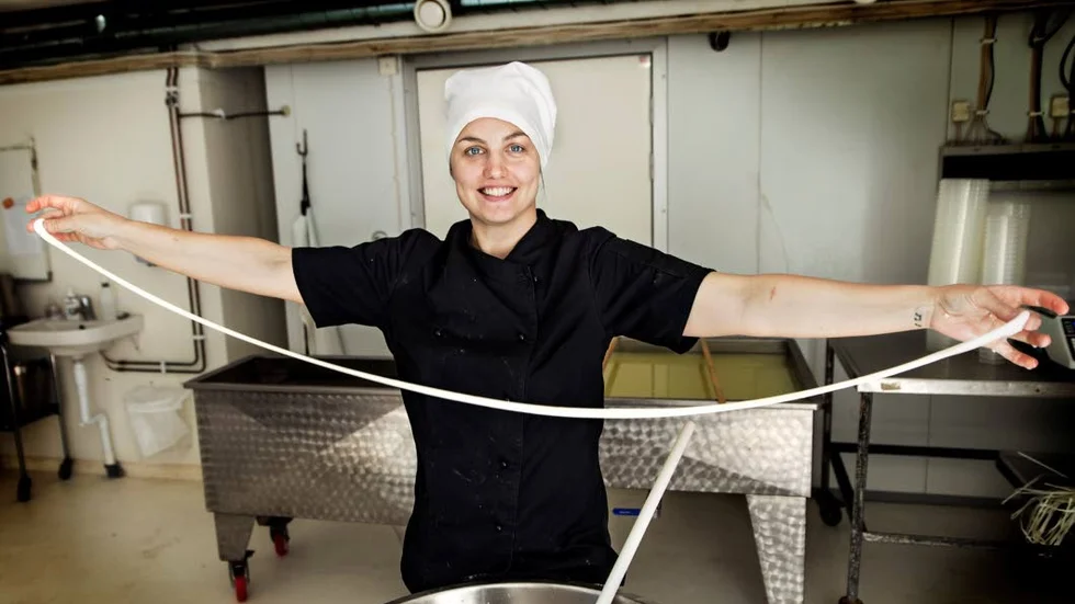 Linda Elvingson förklarar att det ligger mycket jobb bakom en riktigt bra mozzarella.