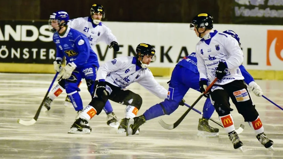 Mycket kamp på Motala isstadion. Här är det Teemu Määttä som jobbar hårt för att erövra bollen på egen planhalva.
