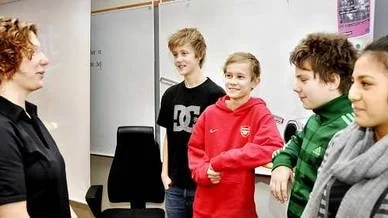 Fr.v. eleverna Fredrik Fischer, Oskar Eriksson, Marcus Jansson och Forozan Rataghi som möter Annsofie Åhlander från klassens fadderföretag spaOsånt.