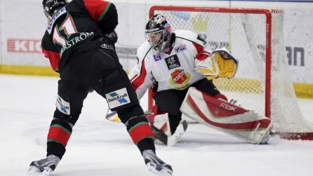 2010-01-25, allsvenskan, Mora IK- Almtuna IS:  Moras nr 11 Tony Lagerström får stå helt fri framför Almtunas målvakt nr 1 Fredrik Pettersson-Wentzel (foto: Per Sjörs/Picagency)