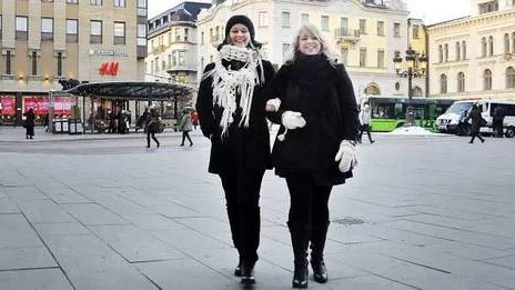 Sanne Flink från Tärnsjö och Mia Rydell från Harbo reser till Afrika för att hjälpa utsatta bran.