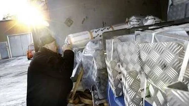 Ulf Jansson på Skadeservice, med nerpackade fördämningar i metall, inför en eventuell vårflod