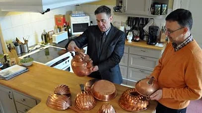 Håkan Liby och Jacob von Ehrenheim botaniserar i köket på Grönsöö.