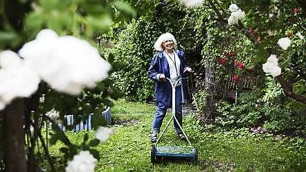 Helena Lundgren har trots pensionen flera olika sysselsättningar knutna till Seniorresurs.