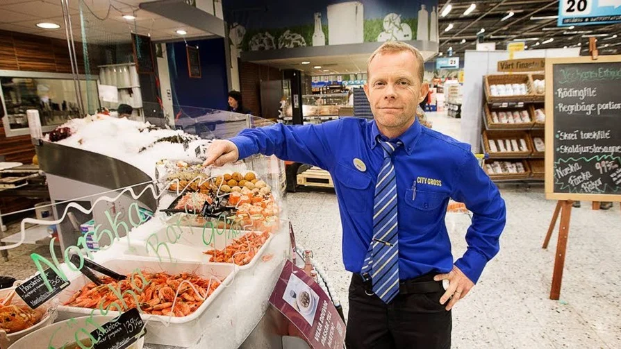 Stefan Öhgren på Citygross  får inte längre hem rödlistade räkor till försäljning från sin leverantör.
