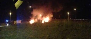 Två bilar i brand