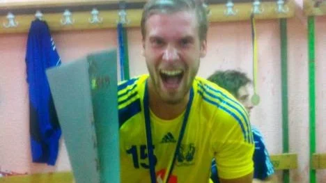 Viktor Östlund med VM-bucklan.