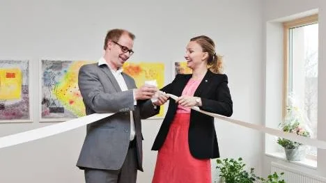 Invigning av palliativt centrum i Ultuna. Ebba Busch och Ludvig Larsson knöt i hop banden.