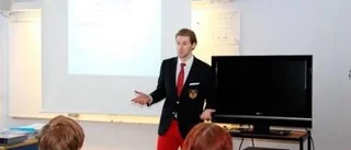 Ishockeyspelare motiverar elever att kämpa