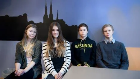 Det är en bättre läroplan här och man får ta mer eget ansvar, tycker Rebecka Trångteg (i randigt) från Sunnersta som går i Kunskapsskolan. Här med Emma Sandberg, Edwin Gidfors och Jesper Niklasson.