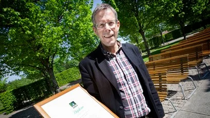 Tord EngstrÃ¶m, Chef fÃ¶r begravningsverksamhet och markskÃ¶tsel, Uppsala kyrkogÃ¥rdsfÃ¶rvaltning fÃ¥r pris.