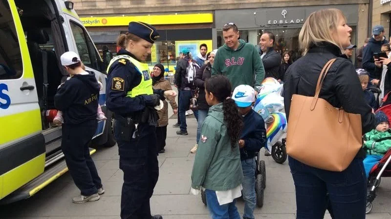 Uppsalapolisen ägnar sig åt kontaktskapande aktiviteter med de mindre barnen - säkert en trevlig kontrast till vardagsslitet.